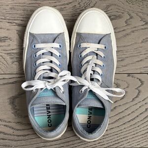 Light Blue Converse Low-Top Sneakers – Size 8 (Cushioned)